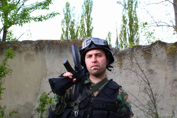 Airsoft Soldat Mit Einem Gewehr Auf Der Schulter Lebensstil — Stockfoto