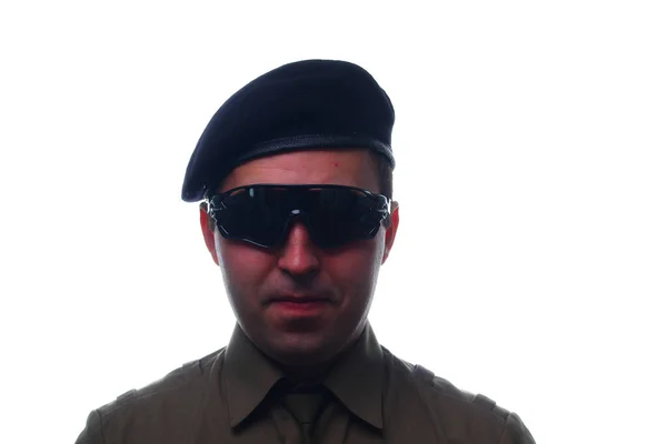 Beyaz Arka Planda Kravat Güneş Gözlüğü Takan Askeri Gömlekli Bir — Stok fotoğraf