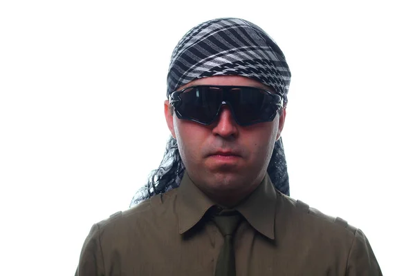 Fresco Uomo Arabo Rasato Camicia Militare Con Cravatta Occhiali Sole — Foto Stock