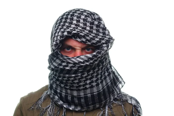 白い背景 クローズアップ 肖像画にアラビア語の本物のスカーフや軍事シャツの砂漠の男の積極的な外観 怒りの感情 — ストック写真