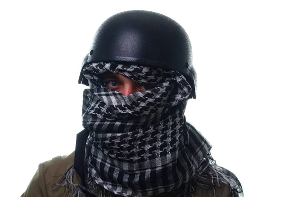 アラブのスカーフは 軍のヘルメットに男の顔を隠します 眼の不確かさの感情 — ストック写真