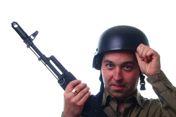 Uomo Che Posa Comicamente Casco Militare Con Fucile Tra Mani — Foto Stock