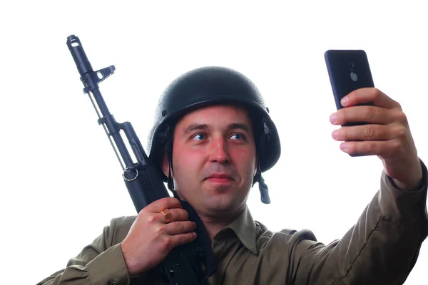 Egy Férfi Aki Komikusan Pózol Szelfit Készít Egy Katonai Sisakban — Stock Fotó