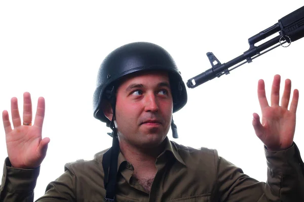 Uomo Con Casco Militare Con Mani Alzate Guarda Muso Fucile — Foto Stock