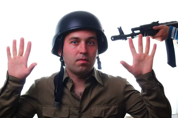 Uomo Con Casco Militare Con Mani Alzate Guarda Muso Fucile — Foto Stock