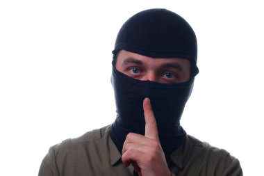 Maskeli bir adam işaret parmağını ağzında tutar. Sessizlik kavramı, beyaz arka planda gizlilik.