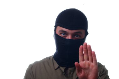 Beyaz arka planda maskeli bir adam iğrenç bir el hareketi gösteriyor. Sorunlardan ve sakinlikten uzaklık kavramı