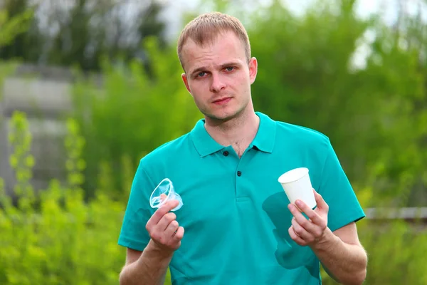 Homme Dans Shirt Vert Marrs Tient Une Tasse Plastique Froissée — Photo