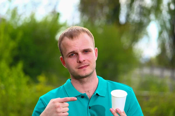 Волонтёр Зелёной Футболке Маррс Показывает Свой Палец Одноразовой Бумажной Чашке — стоковое фото