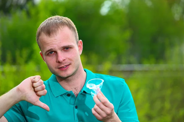 Volunteer Man Marrs Green Shirt Shows Gesture Fingers Disposable Plastic — Stock Photo, Image