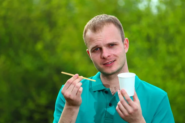 Uomo Volontario Una Maglietta Verde Marrs Tiene Mano Una Tazza — Foto Stock