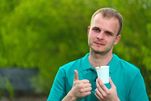 Hombre Voluntario Una Camiseta Verde Marrs Sostiene Mano Una Taza — Foto de Stock