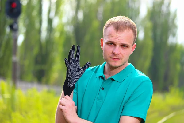 Wolontariusz Młody Człowiek Zielonym Shircie Marrs Zakłada Rękawiczki Robocze Przygotowuje — Zdjęcie stockowe