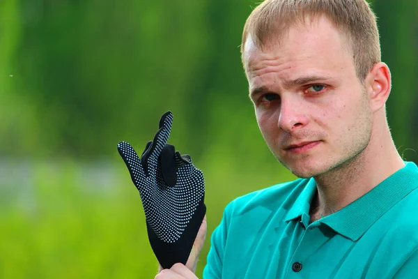 Volunteer Young Man Marrs Green Shirt Puts Work Gloves Prepares — Stock Photo, Image