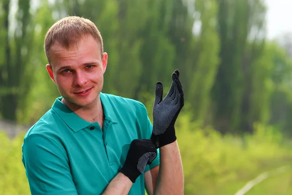 Marrs Yeşil Tişörtlü Gönüllü Genç Adam Eldivenlerini Giyer Doğadaki Çöpleri — Stok fotoğraf