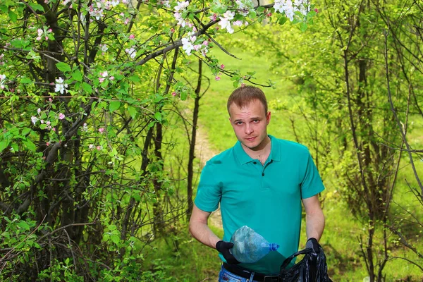 Jeune Homme Volontaire Dans Shirt Vert Marrs Avec Sac Poubelle — Photo