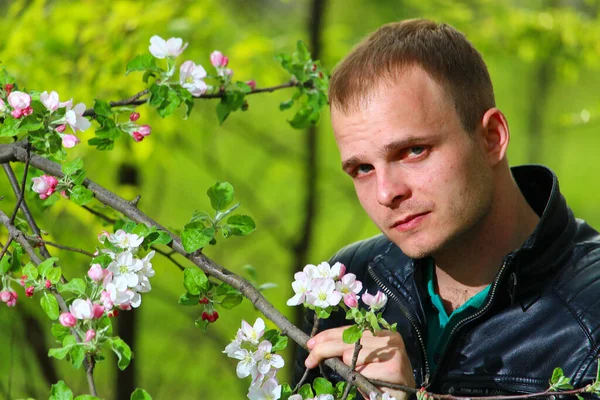 Jeune Homme Vêtu Brutalement Dans Jardin Avec Des Arbres Fleurs — Photo