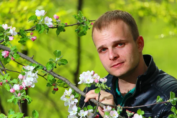 Porträt Eines Mannes Garten Während Der Blütezeit Der Bäume — Stockfoto