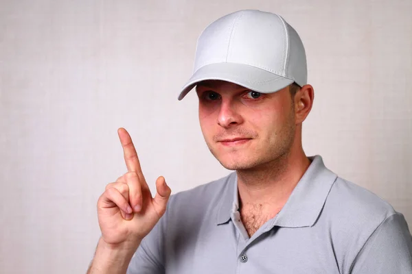 Pracownik Szarej Koszulce Czapce Pokazuje Gest Uwagę Palcem Wskazującym Skierowanym — Zdjęcie stockowe