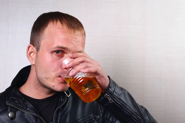 Молодой Человек Кожаной Куртке Пьет Пиво Пластикового Прозрачного Стекла — стоковое фото