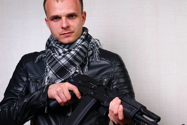 Junger Mann Schwarzer Lederjacke Mit Sturmgewehr — Stockfoto