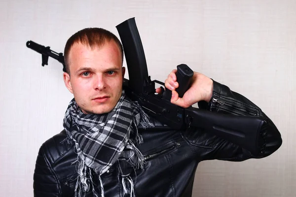 Ung Man Svart Skinnjacka Med Automatgevär — Stockfoto