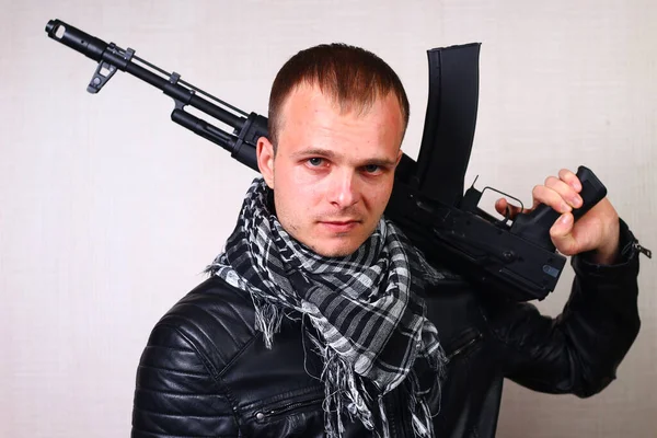 Junger Mann Schwarzer Lederjacke Mit Sturmgewehr — Stockfoto