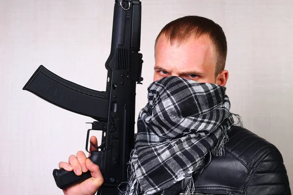 Junger Mann Schwarzer Lederjacke Mit Sturmgewehr — Stockfoto