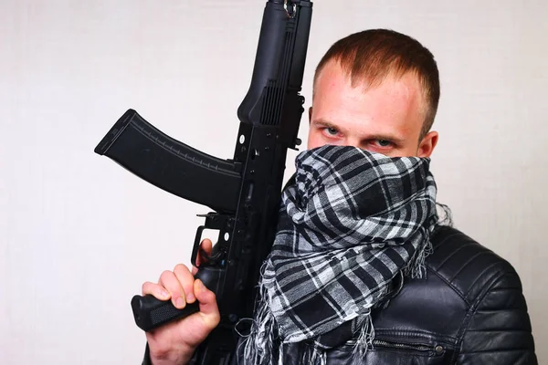 Jeune Homme Veste Cuir Noir Avec Fusil Assaut — Photo