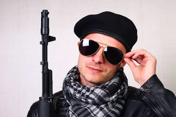 Junger Mann Schwarzer Lederjacke Mit Sturmgewehr — Stockfoto