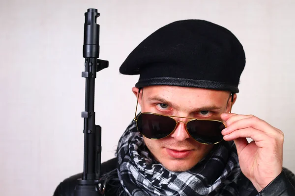 Siyah Deri Ceketli Saldırı Tüfekli Genç Adam — Stok fotoğraf