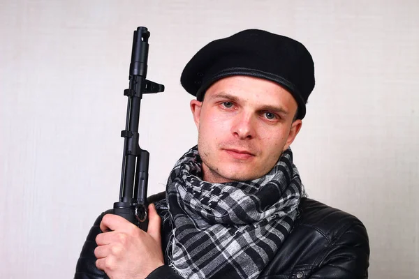 Junger Mann Schwarzer Lederjacke Mit Sturmgewehr — Stockfoto