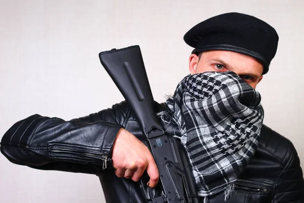 Jeune Homme Veste Cuir Noir Avec Fusil Assaut — Photo