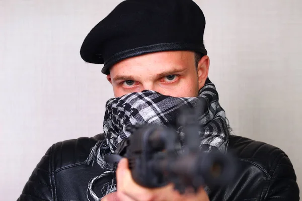 Junger Mann Schwarzer Lederjacke Mit Sturmgewehr — Stockfoto