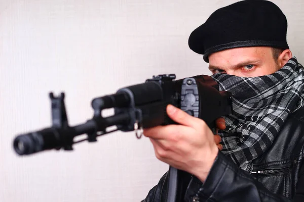 Junger Mann Schwarzer Lederjacke Mit Sturmgewehr — Stockfoto