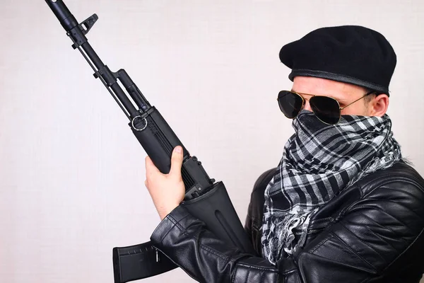 Jeune Homme Veste Cuir Noir Avec Fusil Assaut — Photo