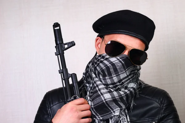 Jeune Homme Veste Cuir Noir Avec Fusil Assaut — Photo