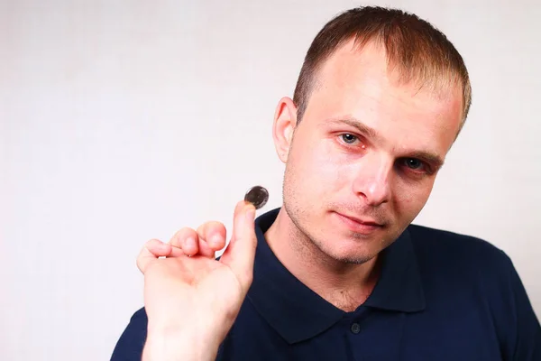 Trabajador Con Una Camiseta Azul Clásica Con Cuello Sostiene Una — Foto de Stock