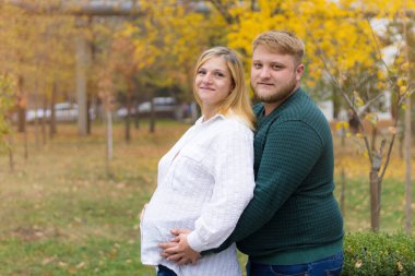 Değer veren koca hamile karısının karnını doyuruyor.