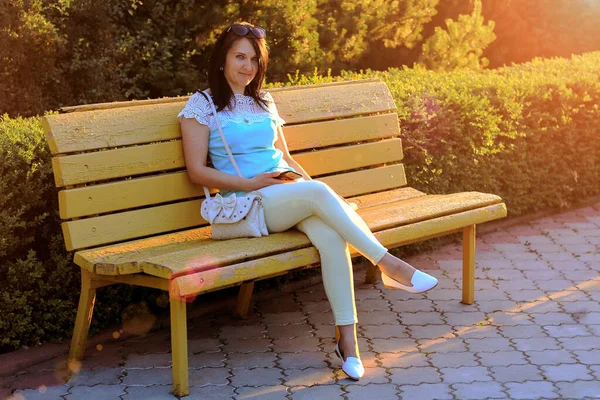 Jovem Mulher Sentada Banco Sorrindo Tonificada — Fotografia de Stock