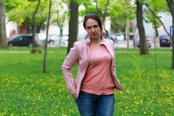 Femme Dans Fond Flou Parc Avec Herbe Verte Fleurs Jaunes — Photo