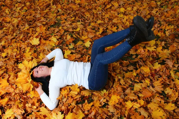 秋の最も驚くべきカラフルな期間に秋の公園で美しいブルネットの女性 秋の写真撮影 トーン — ストック写真