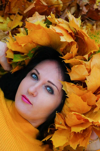 Belle Femme Brune Dans Parc Automne Dans Période Étonnante Colorée — Photo