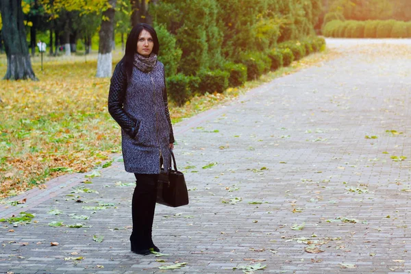 Autumn City Park Genç Bir Kadın — Stok fotoğraf