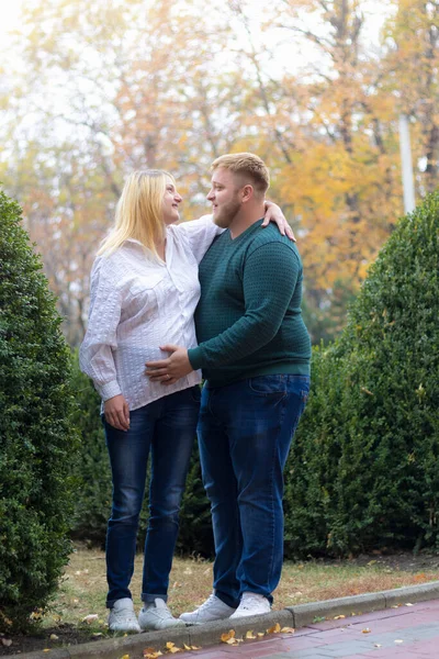 怀孕的妻子和丈夫开心地笑着 相互望着对方 — 图库照片