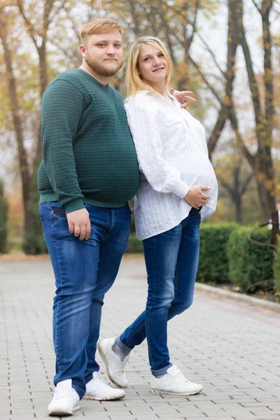 Husband Pregnant Wife Walk Park Toned — Stock Photo, Image