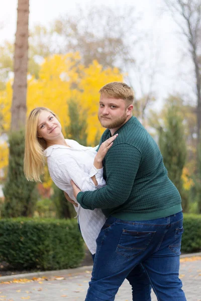 丈夫和怀孕的妻子在公园里跳舞 浪漫的关系 口齿不清 — 图库照片