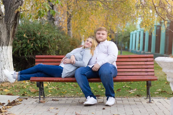 Mari Heureux Femme Enceinte Détendre Sur Banc Parc Tonique — Photo