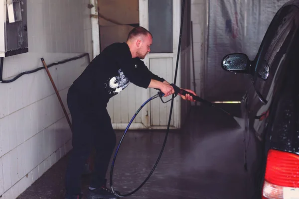 Ένας Νεαρός Ένας Άνδρας Πλένει Ένα Αυτοκίνητο Ένα Πλυντήριο Αυτοεξυπηρέτησης — Φωτογραφία Αρχείου