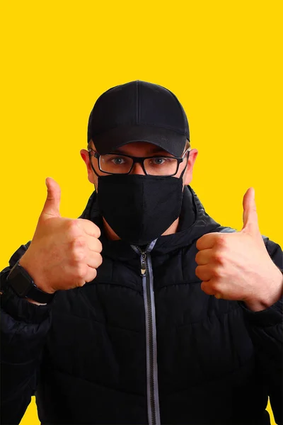 Hombre Con Gorra Gafas Máscara Negra Sobre Fondo Amarillo Gesto —  Fotos de Stock